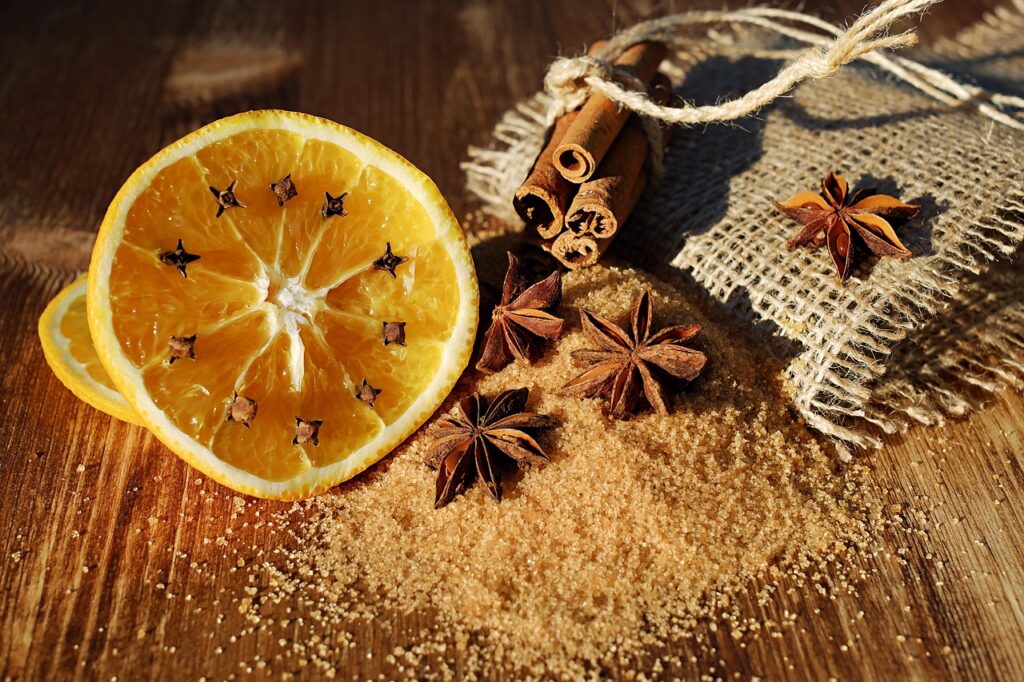 Estrellas de anís estrellado sobre una mesa de madera