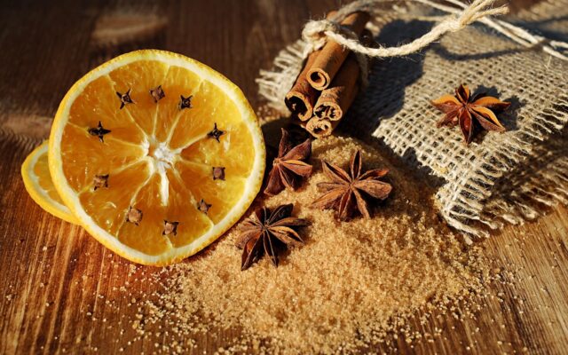 Estrellas de anís estrellado sobre una mesa de madera