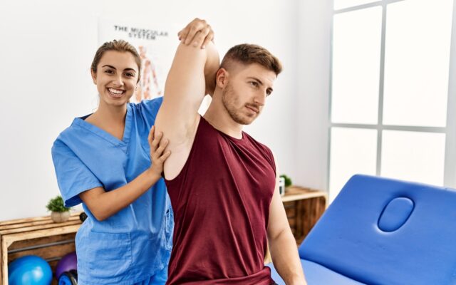 Persona masajeándose el hombro por dolor muscular