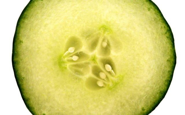 Rodajas de pepino frescas sobre una tabla para los ojos