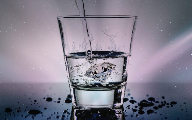 Persona tomando un vaso de agua despacio