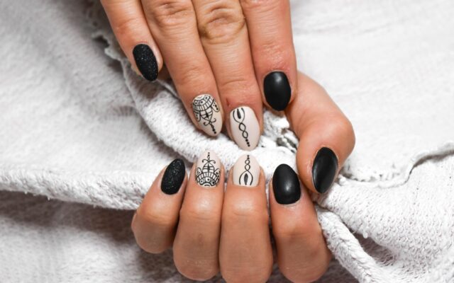 Manos con uñas cortas y cuidadas sobre una toalla